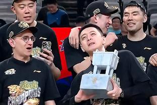 Người truyền thông: MC Tứ Xuyên lấy chuyện mở nhạc ra lăng xê là không đúng để bóng rổ ở trên sân!